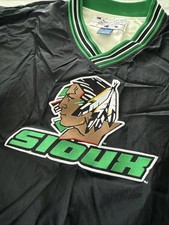 EUC Vintage CHAMPION Nylon Fighting Sioux Windbreaker Pullover UND Hockey Men XL
