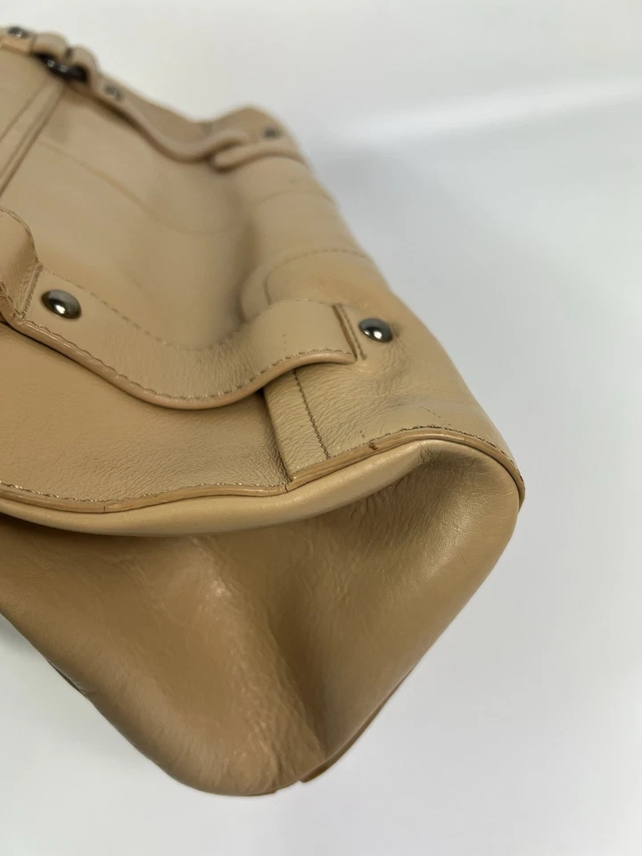 Bolso de hombro Kenneth Cole Reaction de cuero para mujer color beige  Foto 4 de 4