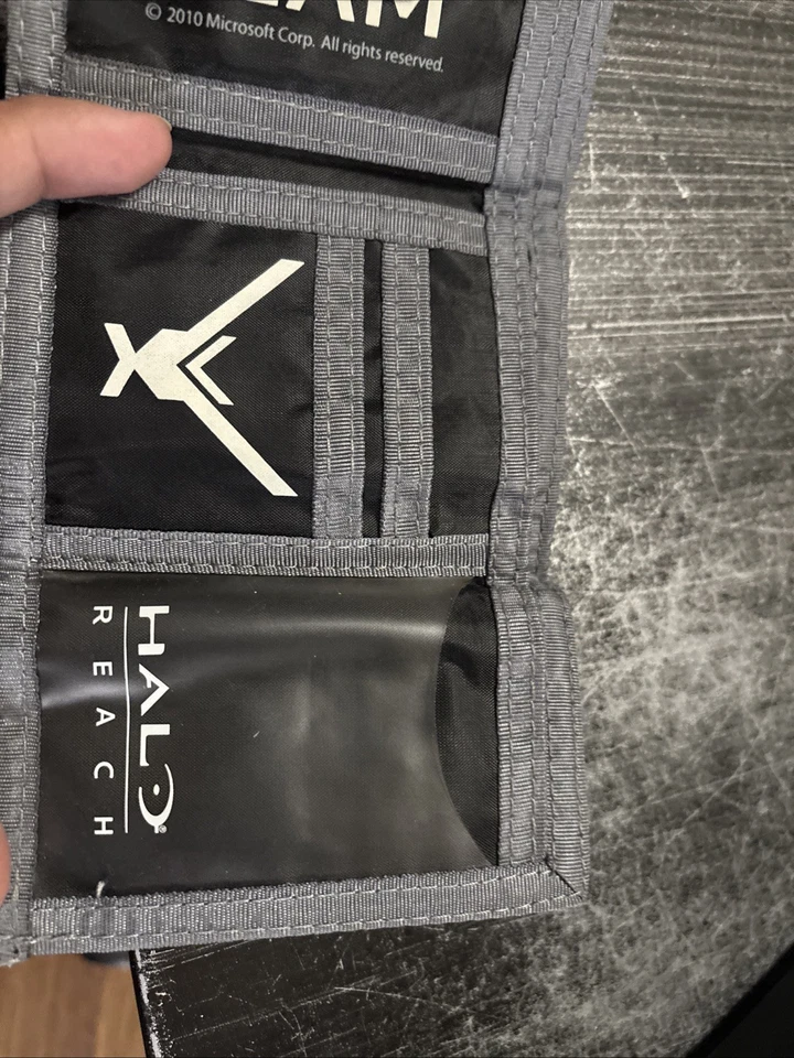 Cartera triple plegable exclusiva de Loot Crate Microsoft 2010 Halo 5 UNSC negra y gris Foto 4 de 4