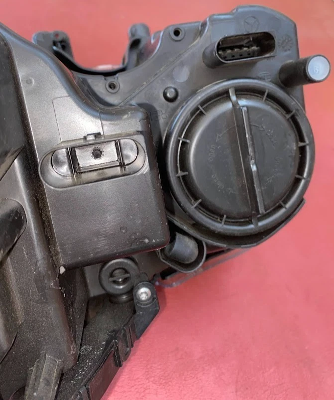 Mercedes-Benz RH Headlight Assembly - 211-820-34-61 - For MBZ E63AMG & More - Image 4 of 4