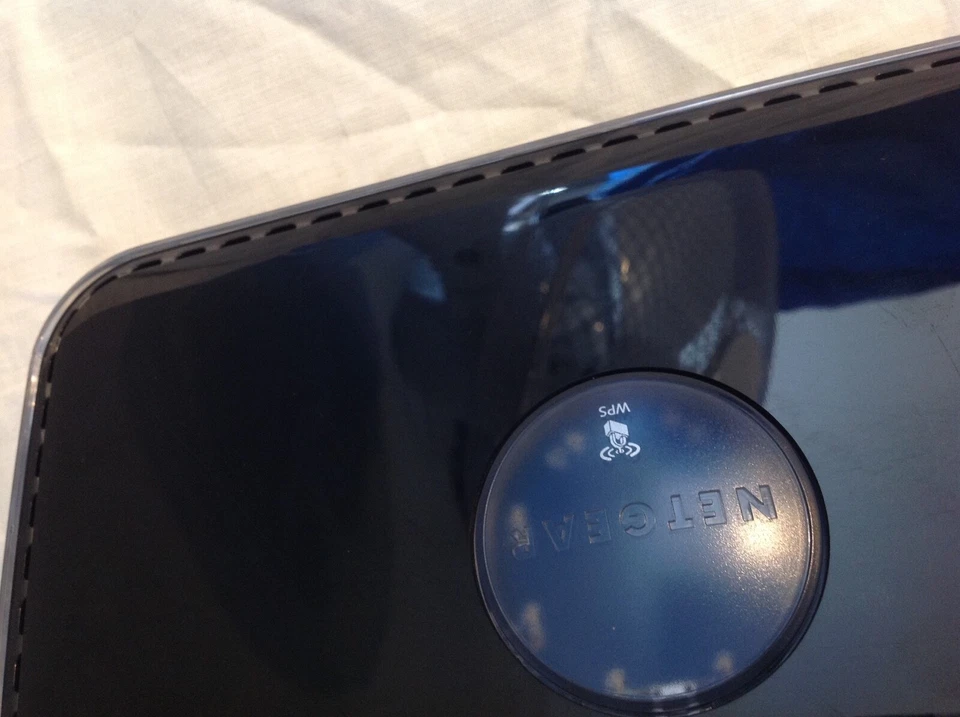 Netgear WNDR3300 Rangemax Dual Band 300 Mbps Wireless-N Router  - Image 4 of 4