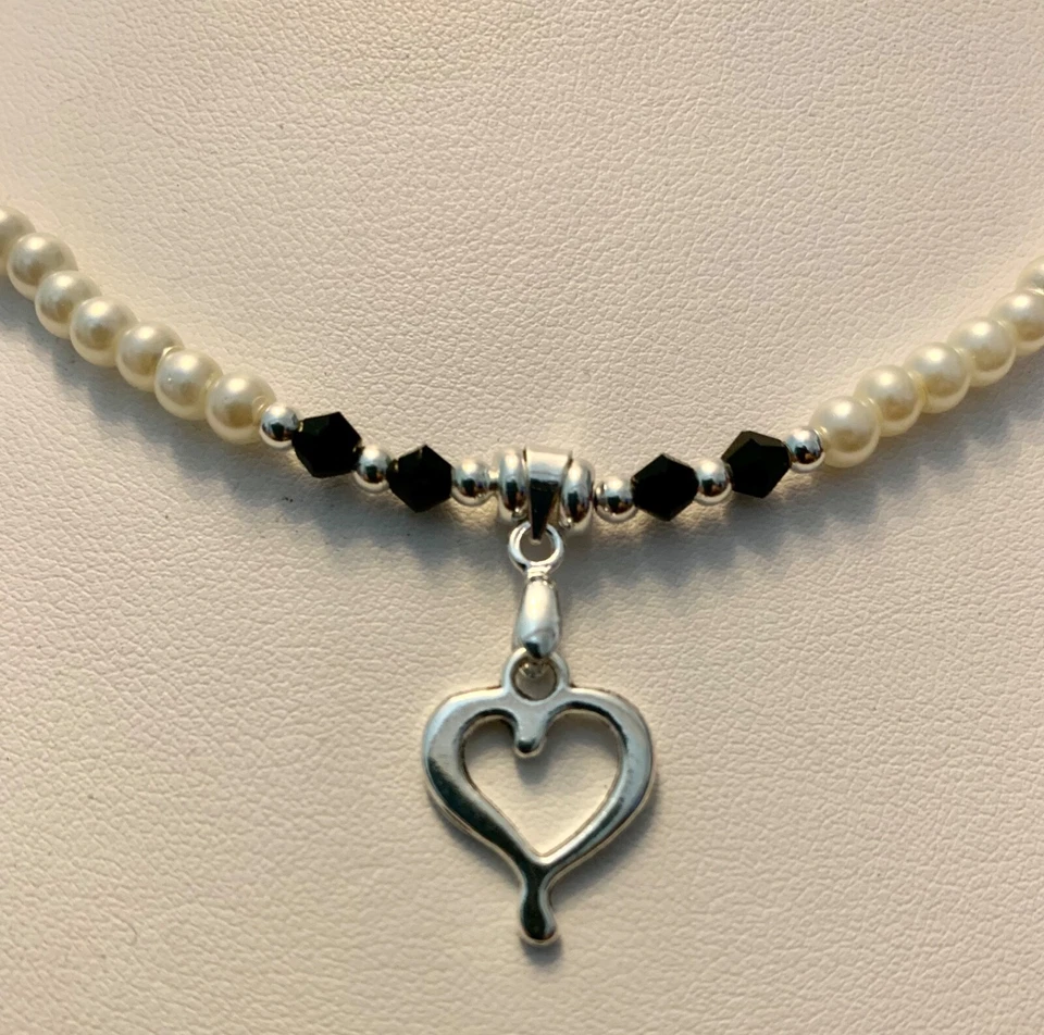 Collar de cristal bicono negro/perla de vidrio de 20" con dije de corazón de plata tibetana Foto 4 de 4
