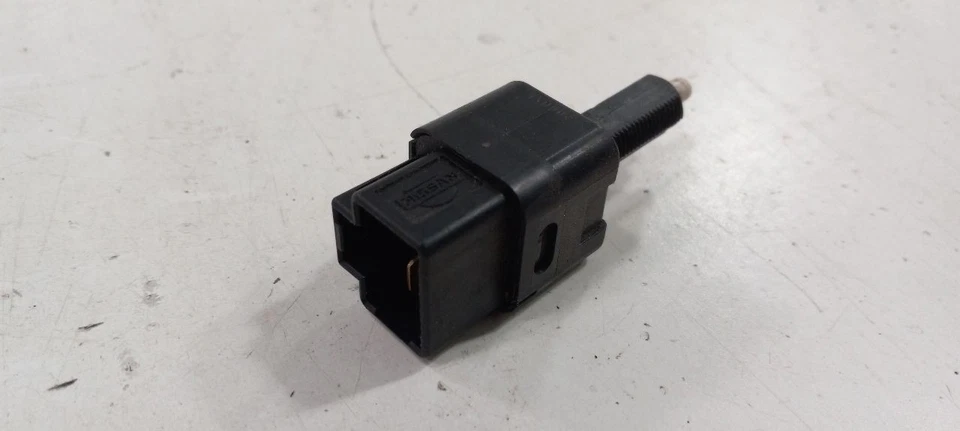 Interruptor de pedal de freno Nissan Sentra 2012 2011 2010 2009 2008 2007 Foto 2 de 4