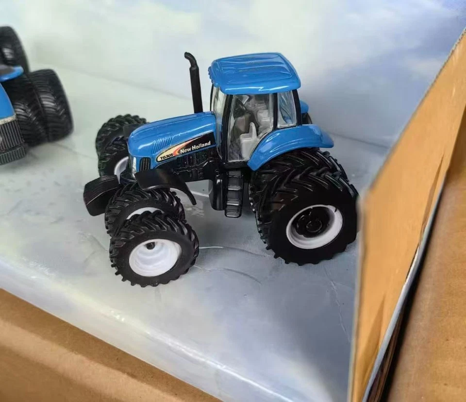 New Holland TJ530 and TG305 2-Piece Tractor Set Dealer Edition 1:64 Scale NIB - Image 4 of 4
