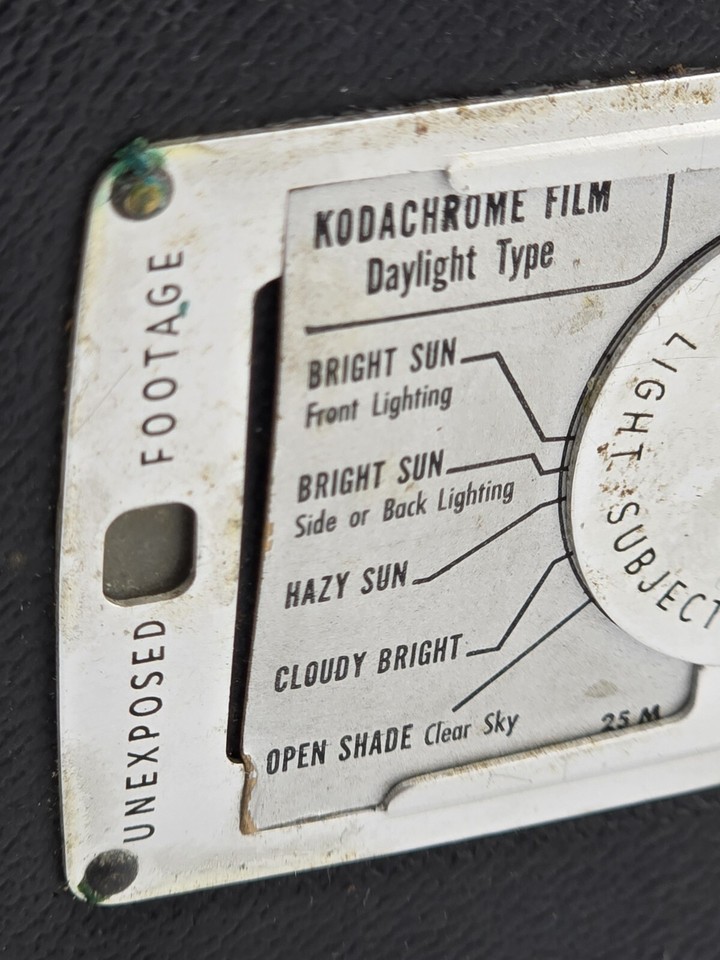 VINTAGE CINE KODAK Royal Magazine 16mm Film Movie Camera - WORKS. FILM INSIDE EUR 11,98 - FR