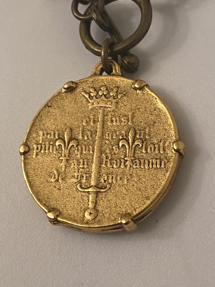 Collar de perlas colgante reversible medallón moneda chapado en oro Santa Juana del Arca Foto 2 de 4