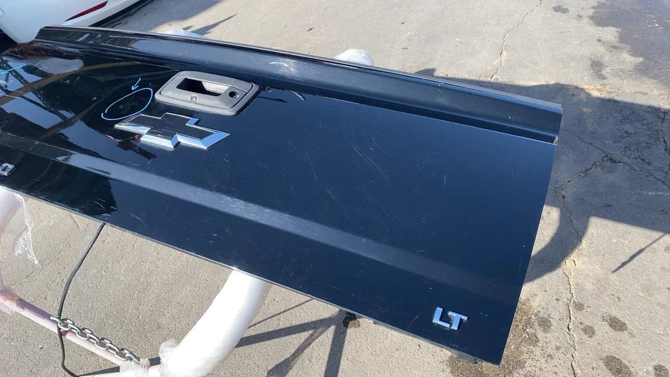 2015-2019 CHEVY SILVERADO 1500 TRUNK LID TAILGATE W/ CAMERA OEM Lid Black U8555 - Imagem 3 de 4