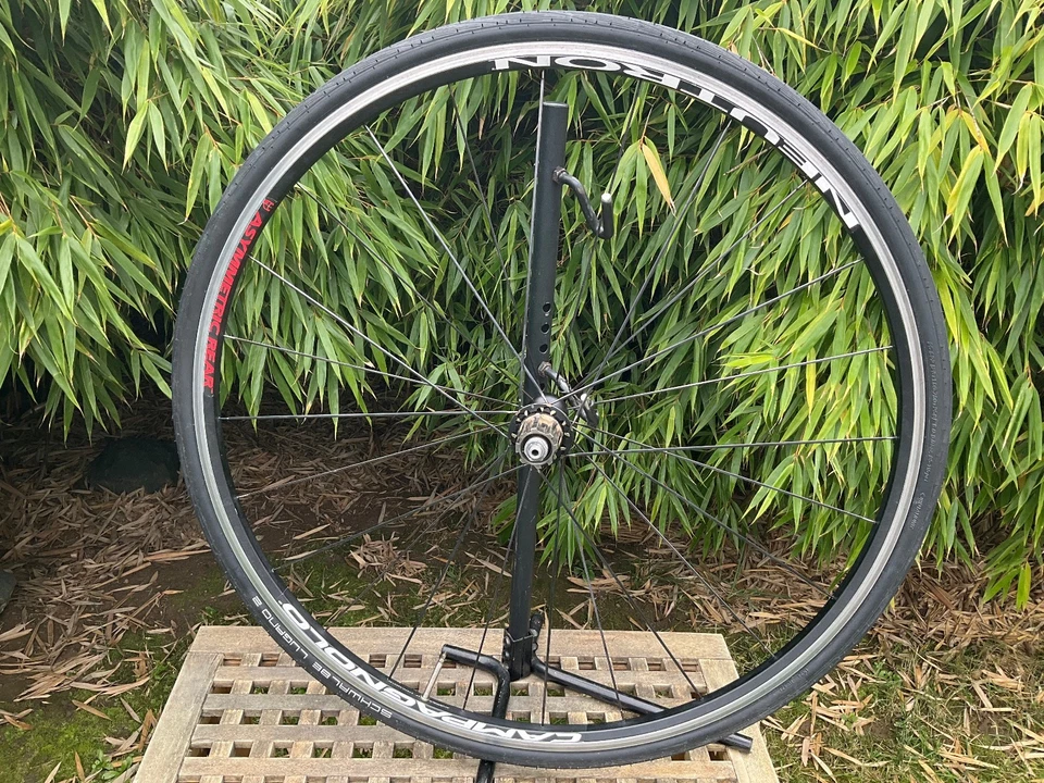 Like new Campagnolo NEUTRON rear wheel + black record hub clincher very low km - Bild 2 von 4