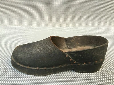 Ancienne chaussure en cuir semelle en bois pour enfant old leather shoes - Photo 1/4