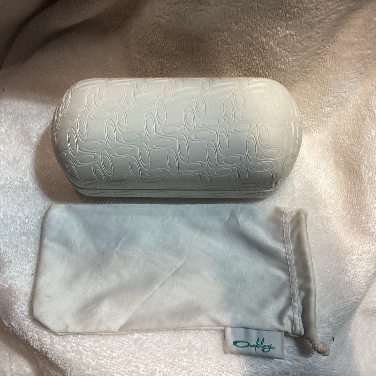 Oakley white, hard case for sunglasses. Oakley White Signature Glasses or Sunglasses Case - Hard  main image 4