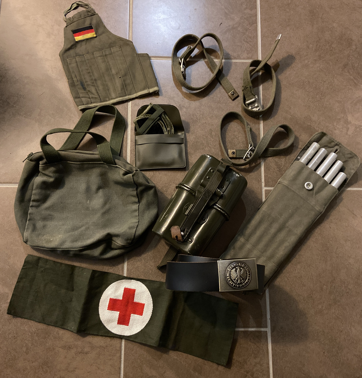Bild 1 - Frühe Bw Bundeswehr Ausrüstung Konvolut Tasche Koppel Armbinde Feldflasche usw.