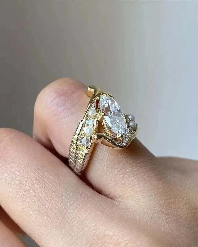 Anillo de compromiso de diamantes de corte ovalado de 2,50 quilates enchapado en oro amarillo de 14 quilates Foto 4 de 4