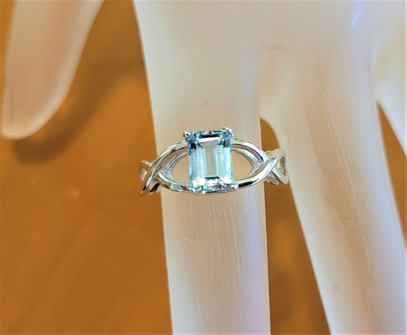 NEW IN BOX AVON 2009 STERLING SILVER X-MOTIF GENUINE SKY BLUE TOPAZ RING -SZ 5