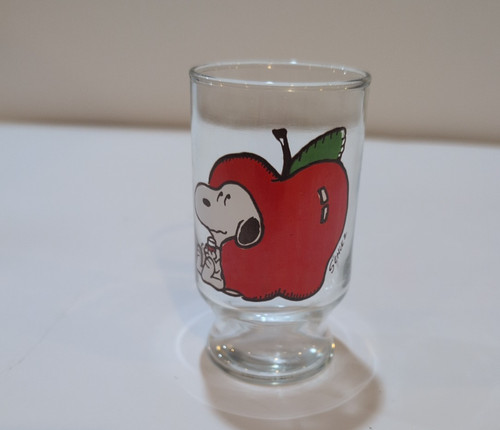 Snoopy Juice Glass Snoopy w/ Apple Vintage 1958 Peanuts 4” Tall