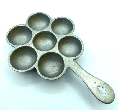 Vintage Cast Iron Egg Poacher/muffin Pan/w-feet/cannonball/7 Slot