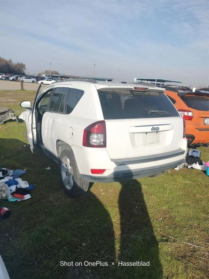 BLK LEFT FRONT DOOR TRIM PANEL 2012 JEEP COMPASS - Image 4 of 4