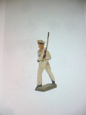 1 VINTAGE LINEOL WW2 GERMAN SAILOR MARCHING WITH RIFLE - 4cm - made in 1930's