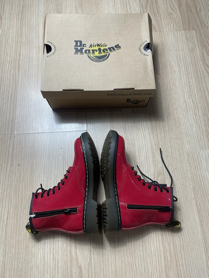 NUEVO EN CAJA BOTAS CON CORDONES DR. MARTENS CHAROL NIÑOS EE. UU. Talla 1 Rojo Foto 4 de 4