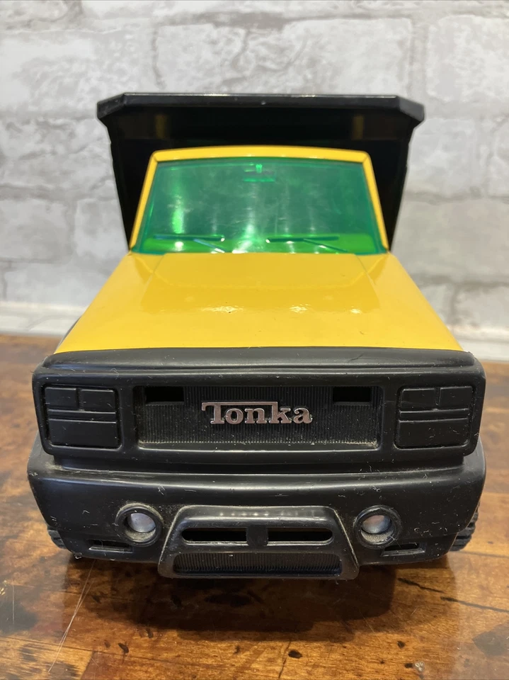 Vintage 1993 Tonka Pressed Steel Metal Yellow Chevrolet Dump Truck - Image 3 of 4