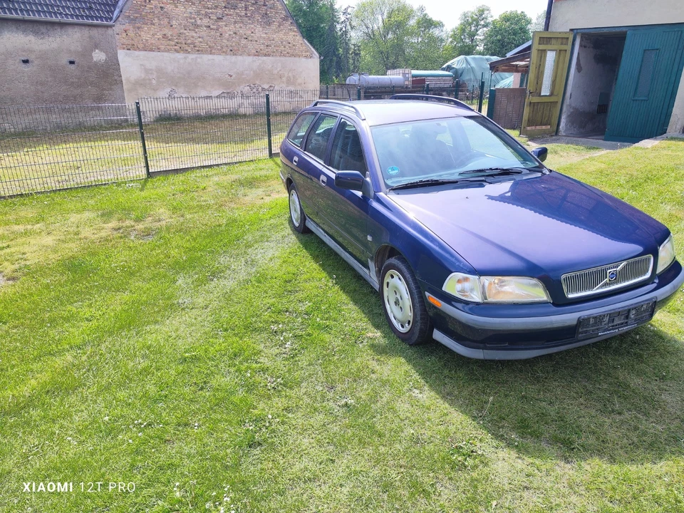 Verkaufe Volvo V40 Kombi 1.8 116 PS In Blau - Bild 2 von 4