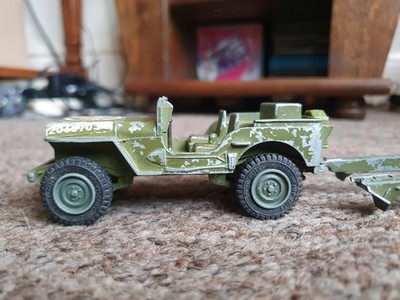 VINTAGE DINKY BATTLE LINES US JEEP WITH AMERICAN 105MM GUN - 615 & 609 PLAYWORN