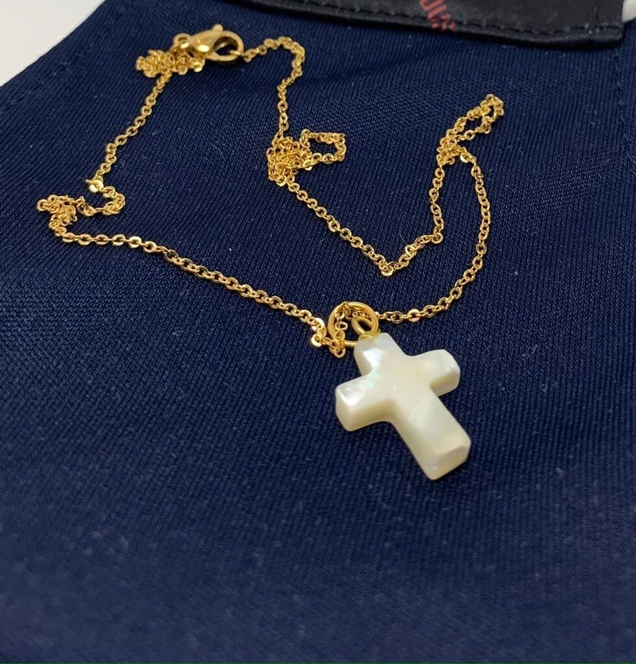 Colar madrepérola cruz com aço inoxidável e banhado a ouro. - Imagem 3 de 4