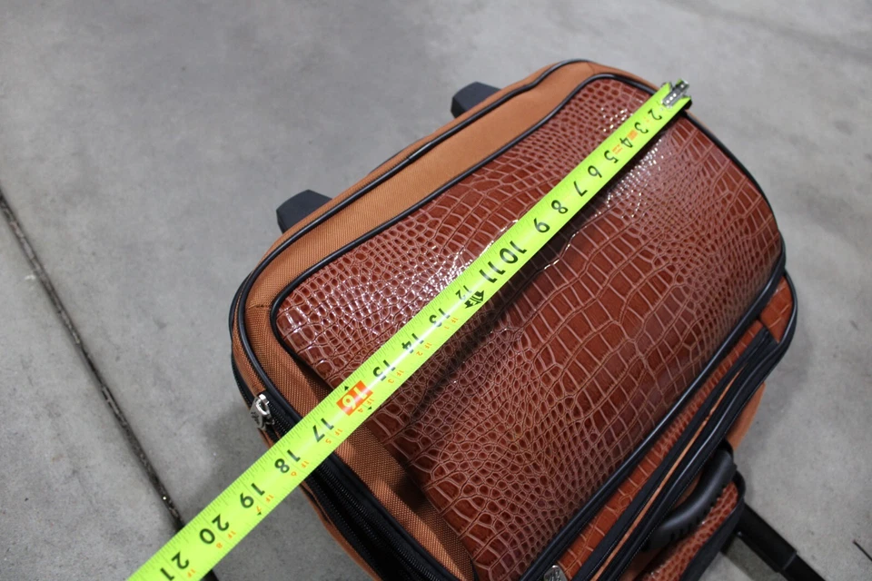 Joy Mangano Ropa de dos pisos Todo para llevar sobre ruedas Equipaje Caimán marrón Foto 3 de 4