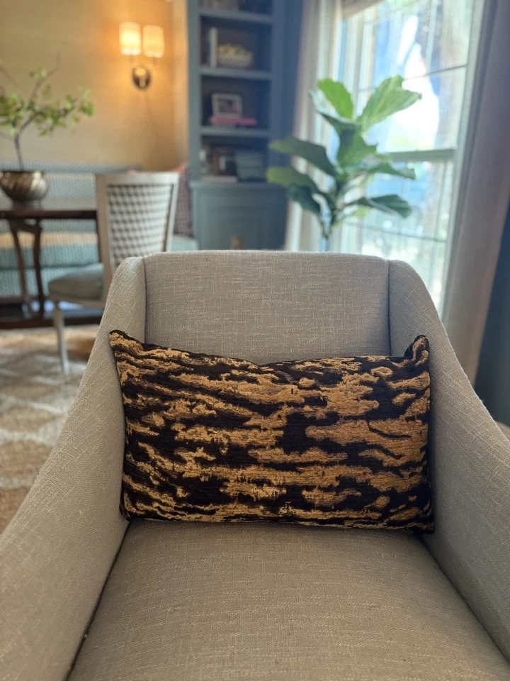 Almohada lumbar decorativa Schumacher Tiger Foto 2 de 4