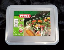 Pyrex Classic Glass Food Storage Dish With Plastic Lid. SW225