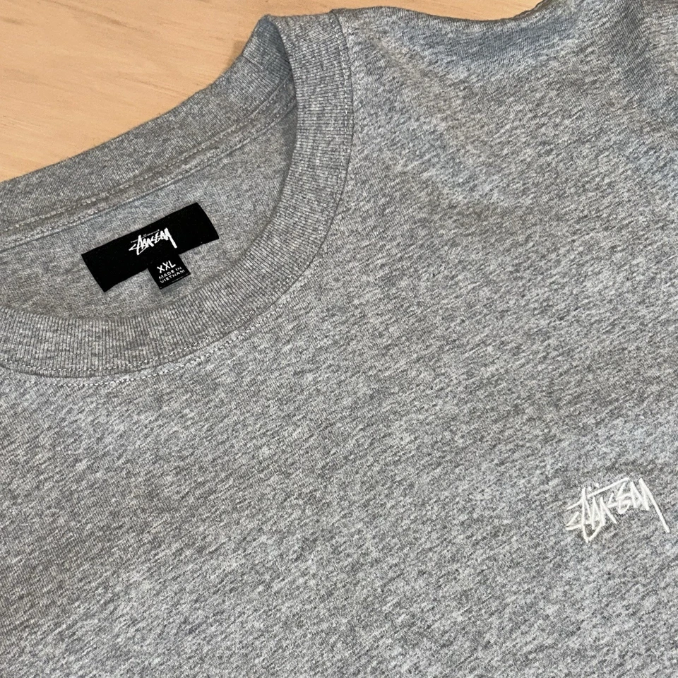 Camiseta Gris Cuello Redondo Logotipo Stüssy Camiseta Manga Larga *Mancha Talla 2XL Foto 2 de 4