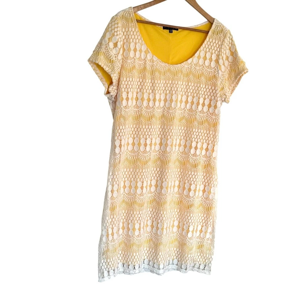 Tiana B. Vestido Plus para mujer XXL amarillo blanco encaje superpuesto manga corta Foto 2 de 4
