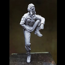 1/35 Scale WWII Tank Crew Soldier Figure Relaxed Pose Resin Model Kit Unpainted