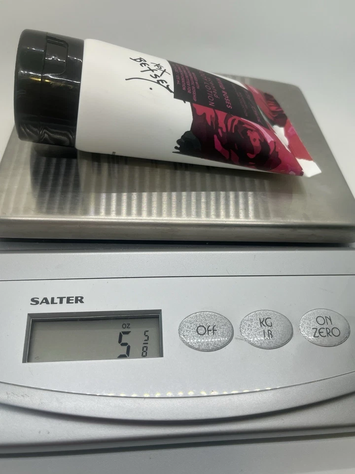 Loción corporal perfumada Betsey Johnson Vivid Roses 125 ml con manteca de karité y aceite de rosa mosqueta Foto 4 de 4