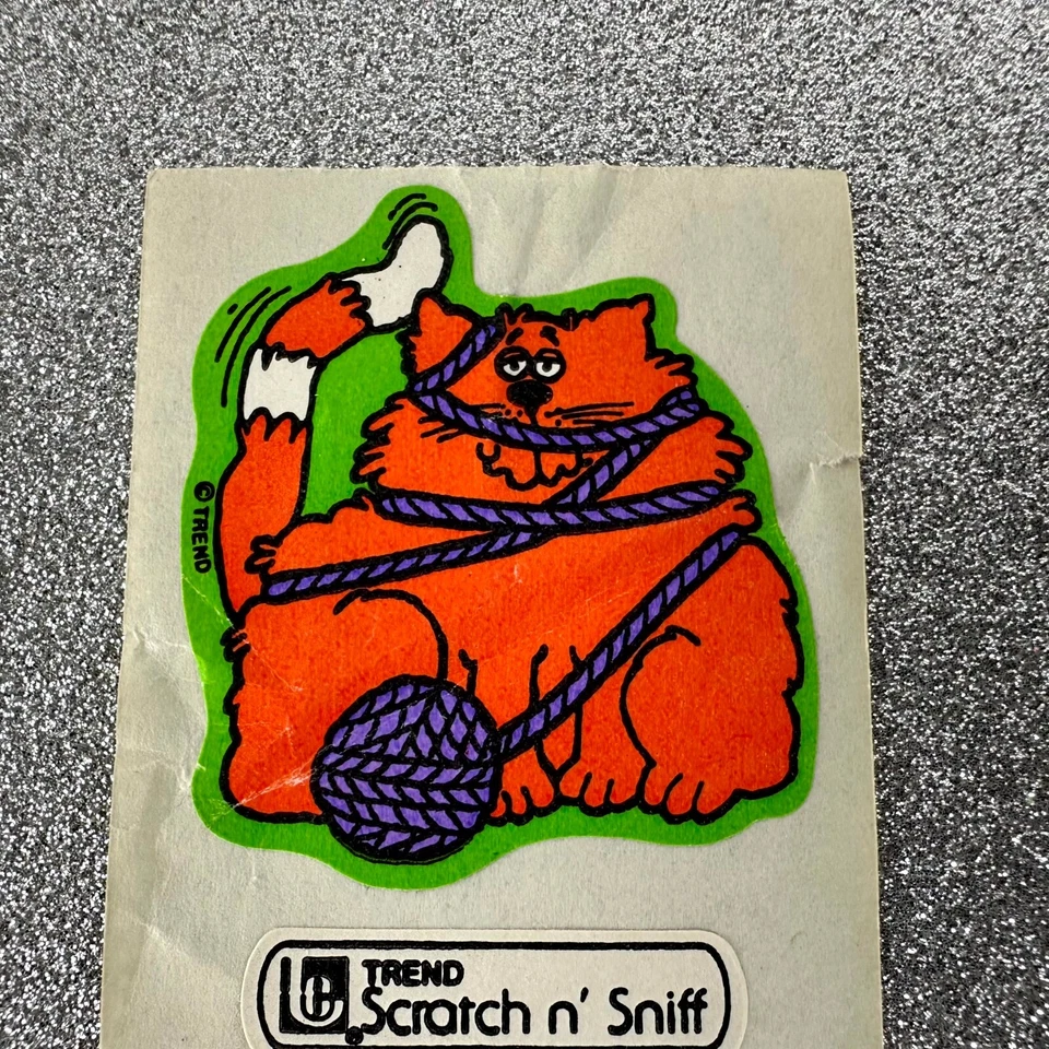 Pegatina de tendencia vintage “Bola de hilo de gato gatito naranja” mate rasguño-n-olfateo atigrado Foto 2 de 4