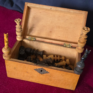 Schachfiguren aus Holz im Holzkasten Braun/Schwarz