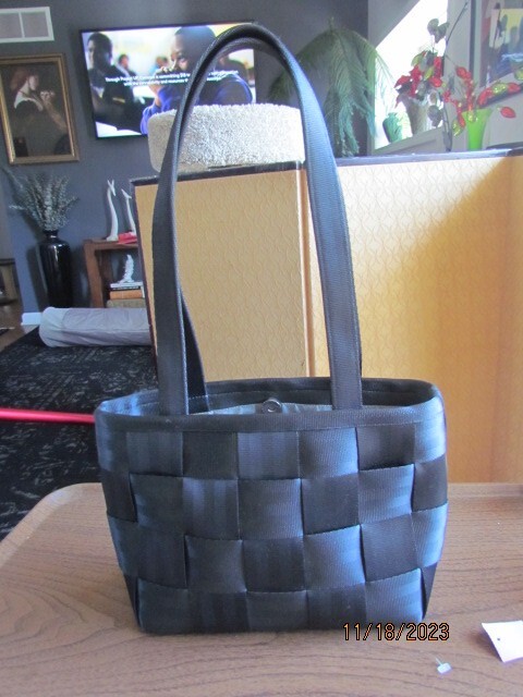 Harvey's The Original Seatbelt Bag Womens Purse Woven Medium Black 9 x 7.5" image 2