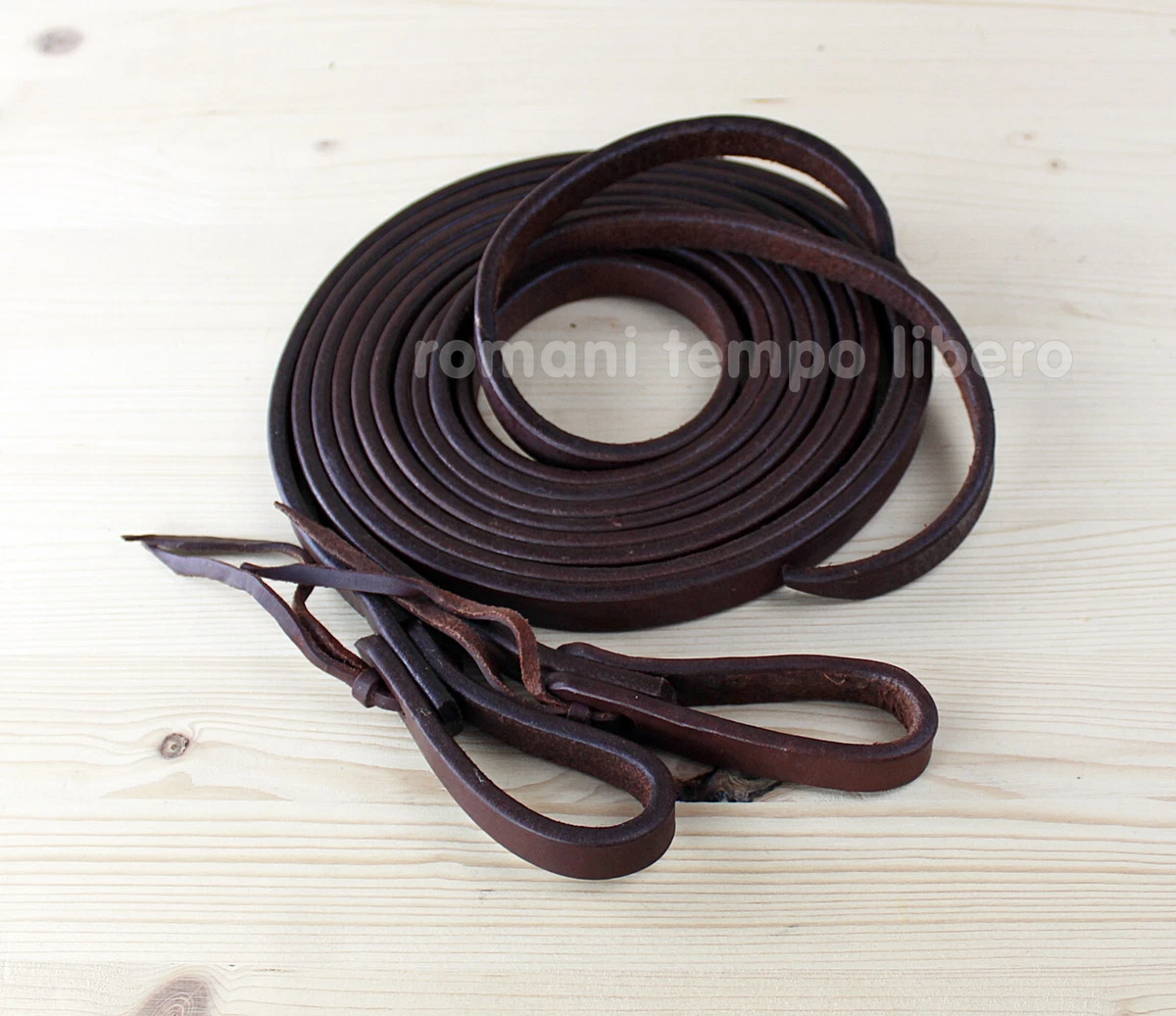 Comment porter une jupe longue de tulle blanche avec des bottes western en cuir marron (1 tenues