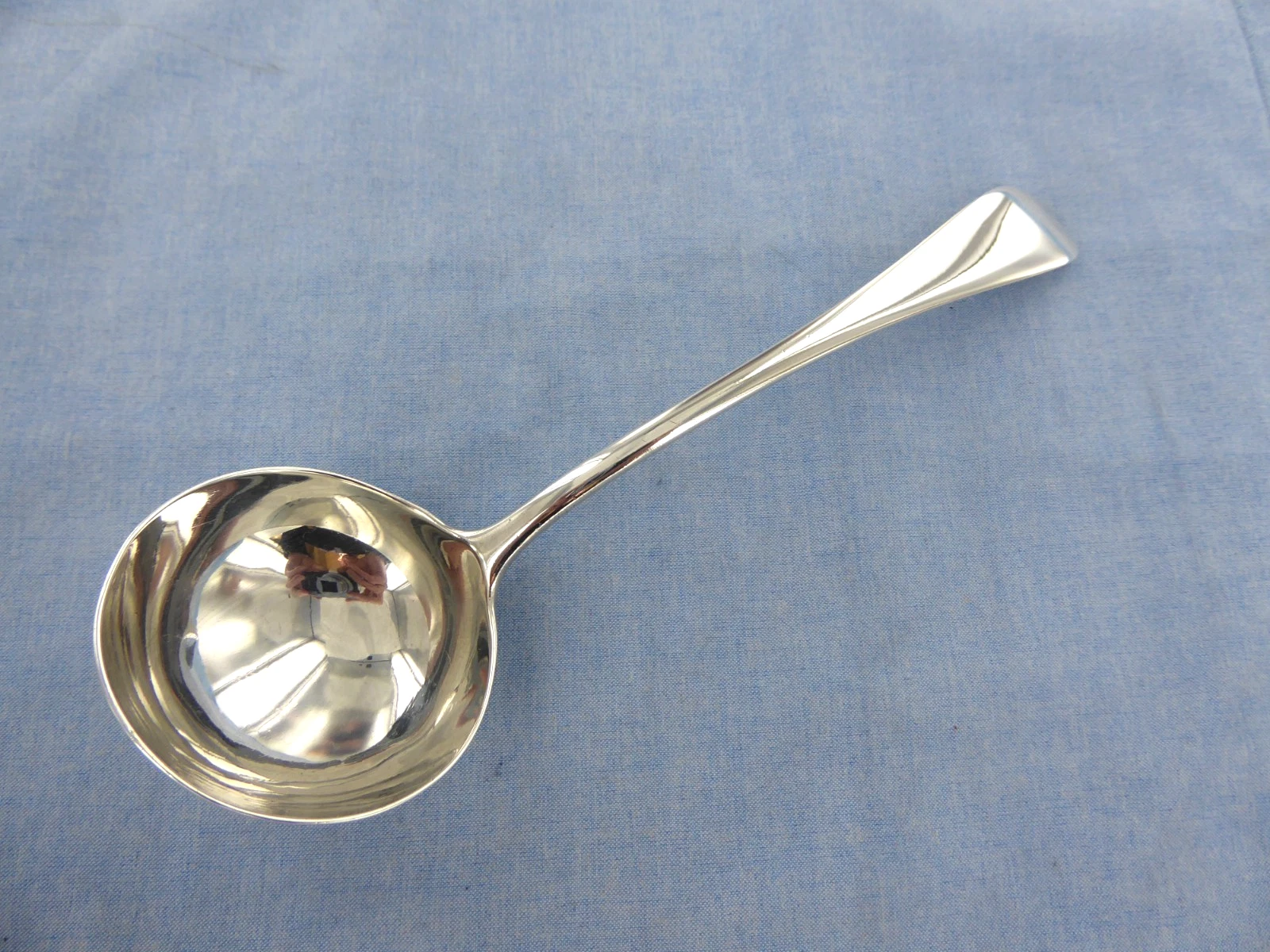 AN ANTIQUE STERLING SILVER OLD ENGLISH SAUCE LADLE, LONDON 1886.