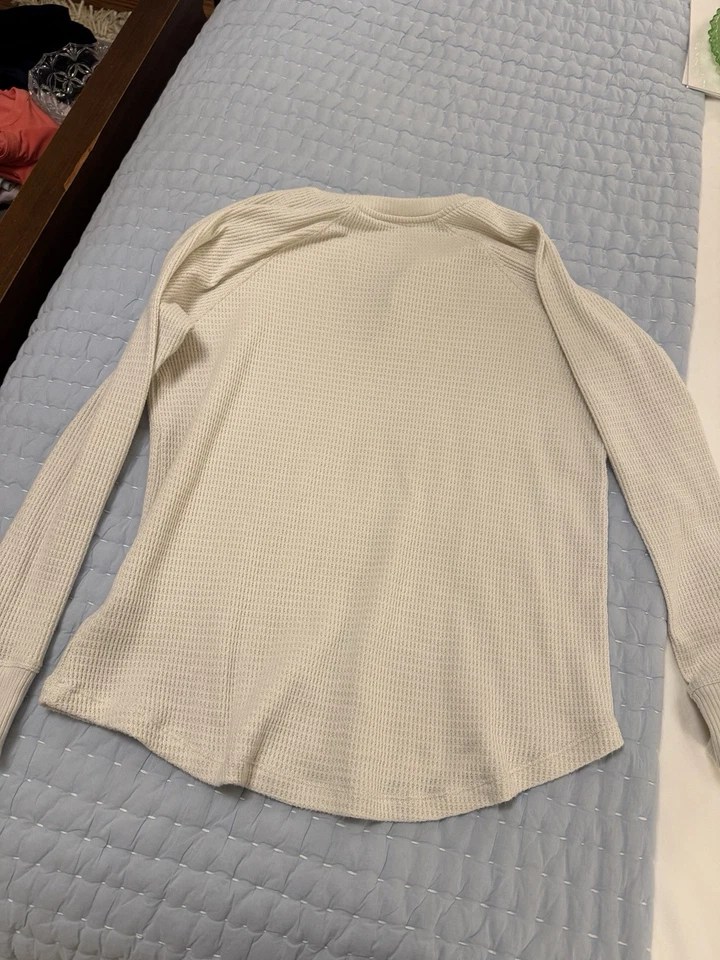 Women’s American Eagle Super Soft Waffle Knit Long Sleeve Top Size Medium - Image 2 of 4