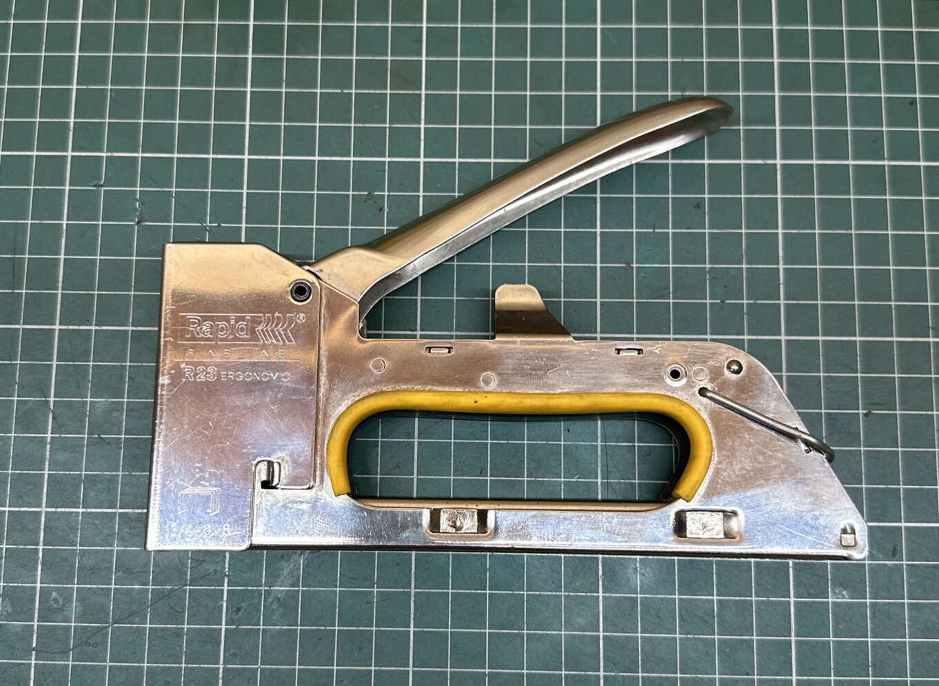 Rapid Fineline R23 Ergonomic Staple Gun/Stapler/Tacker 68mm Staples eBay