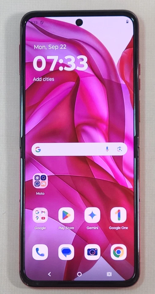 Motorola Razr Plus 2024 - T-Mobile - 256GB Hot Pink - XT2451-1 - EXCELLENT Cond. - Image 4 of 4