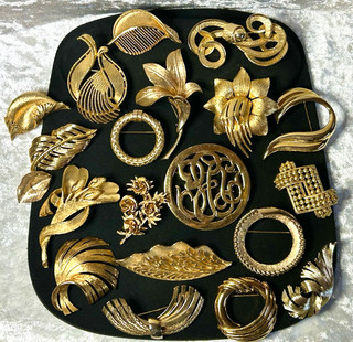 Great Vintage Lot Signed Gold Tone Brooches Kramer NY BSK Lisner Coro Pegasus