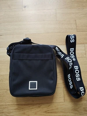 Original Hugo Boss Umhängetasche Herren Schwarz Weiße Schrift - Guter Zustand - Bild 1 von 2