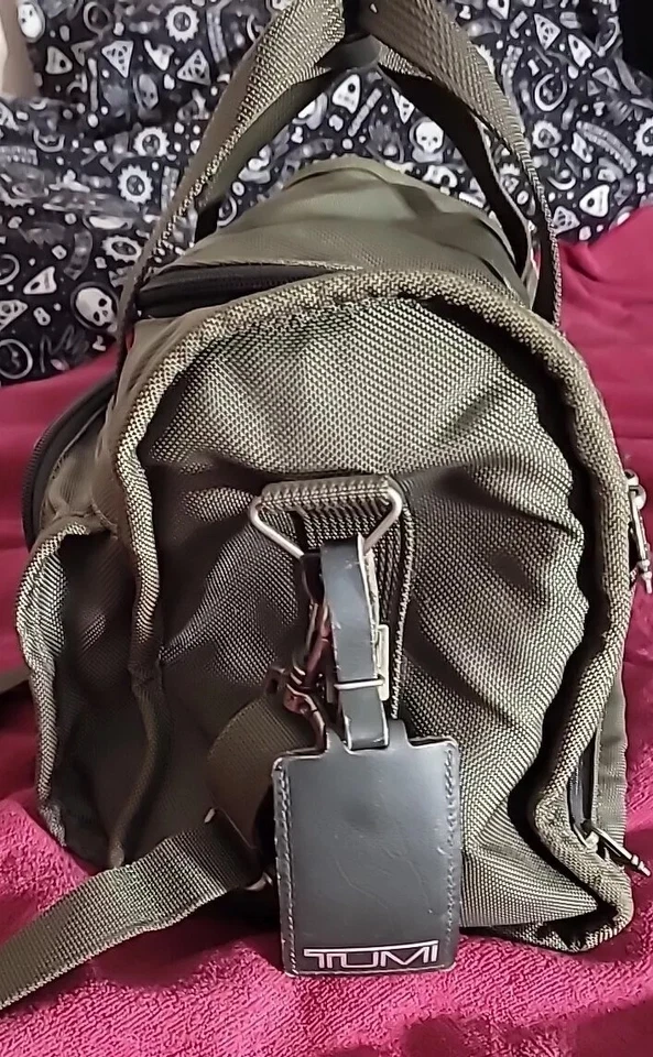 Bolso de viaje TUMI 261M3 verde para llevar al hombro 15" por 8" por 10" con bolsa Foto 3 de 4