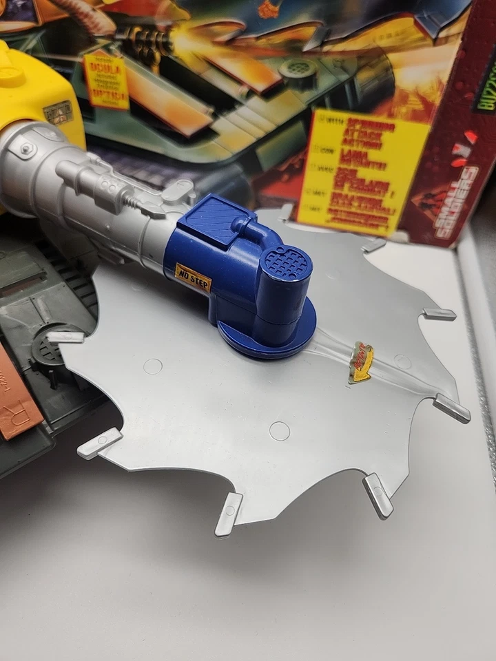 Actionfiguren Small Soldiers Kenner 1998 Buzz Saw Tank mit Ocula in OVP - Bild 4 von 4