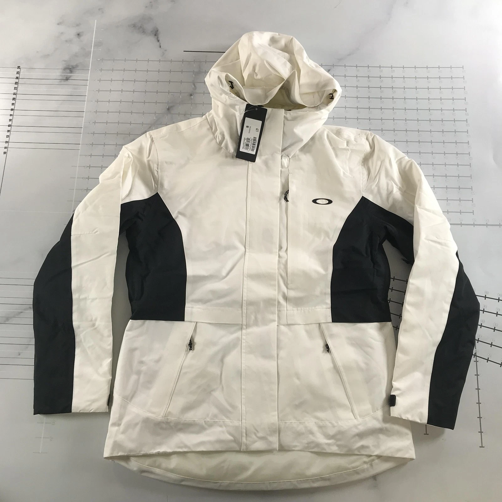 Oakley Jacket Womens Small White Black Kingdom Insulated Ski Parka Hooded
Opens in a new window or t