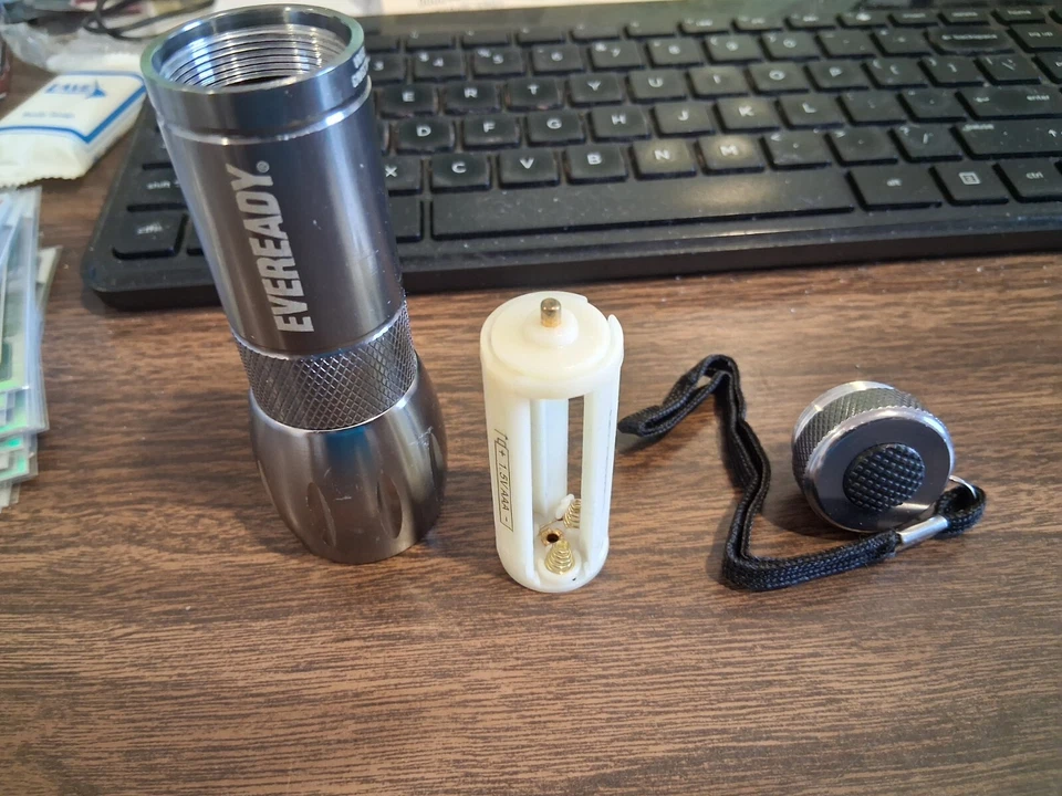 EVEREADY 4" POCKET FLASHLIGHT, TAKES 3 TRIPLE A BATTERIES, 1.5V - Image 3 of 4