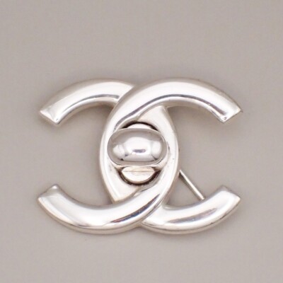 CHANEL CC Logo Turn Lock Pin Brooch 96P Clip-On Silver SHW Vintage