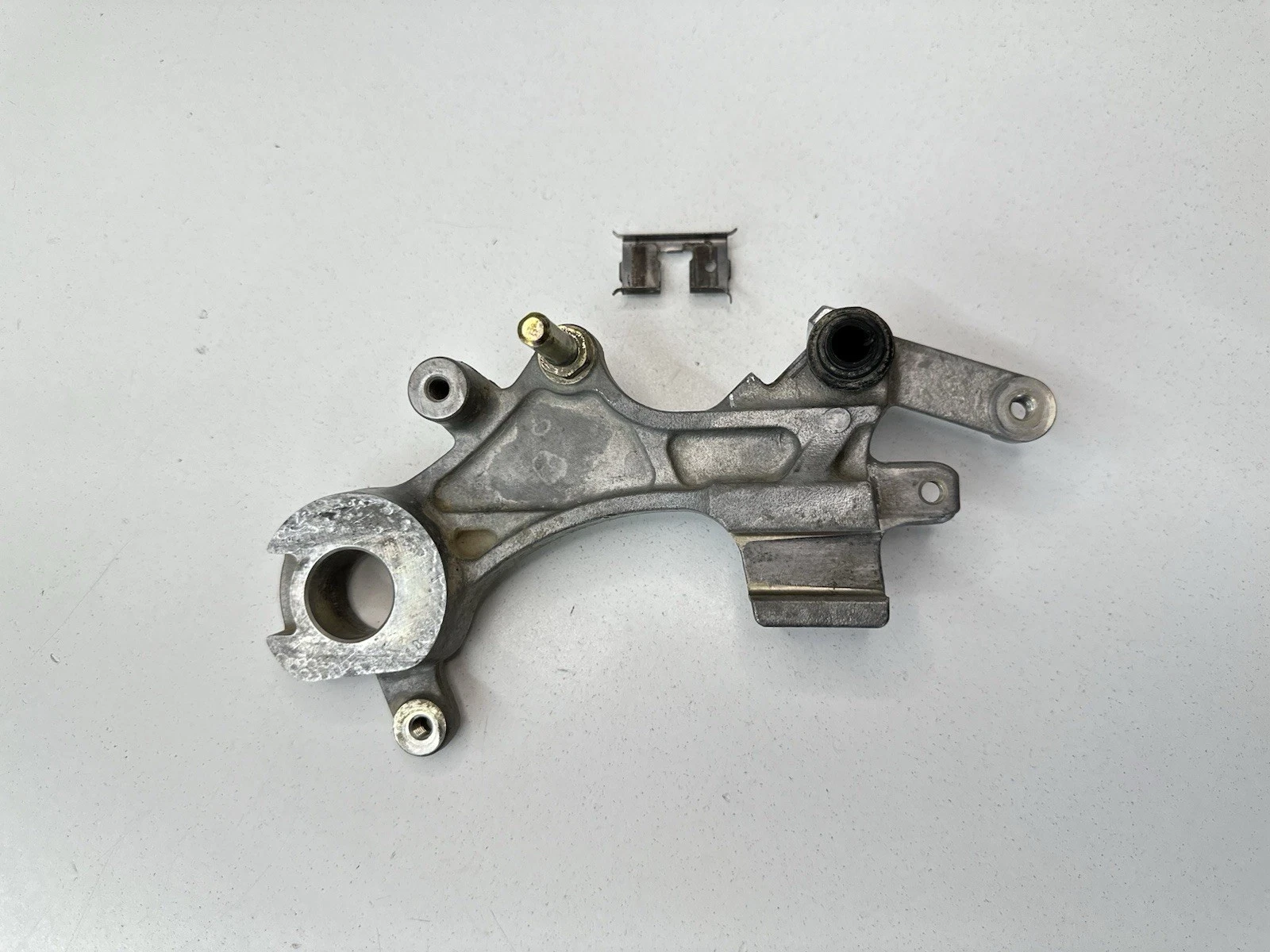 02 2002 YAMAHA YZ250F YZ426F WR250F WR426F YZ 125 250 REAR BRAKE CALIPER MOUNT