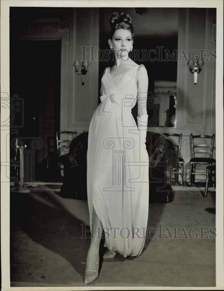 1963 Press Photo Model wears a Jean Desses of Paris evening gown - kfx45250